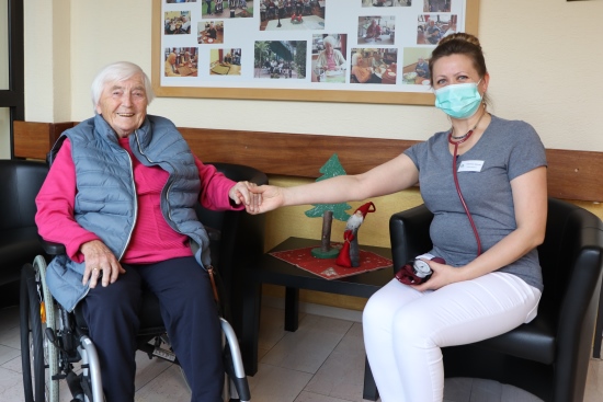 Altenpflegerin kümmert sich um Bewohnerin