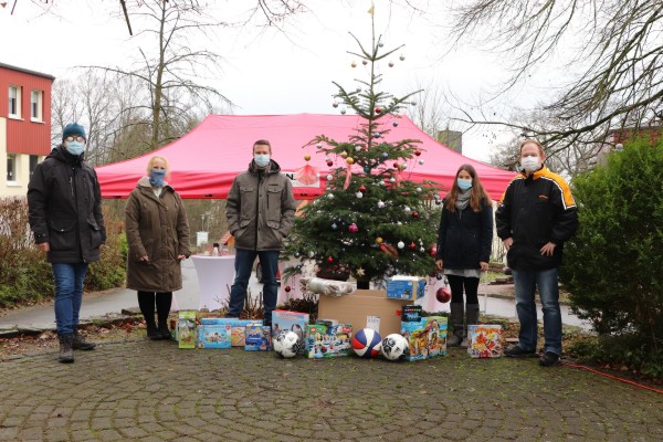 Spendenübergabe vorm Kinderdorf-Weihnachtsbaum